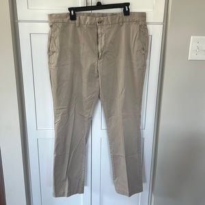 EUC Vineyard Vines Size 38x32 Khackis